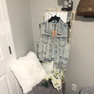 🎉HOST PICK🎉SALE‼️🎉🦋Acid Wash Denim Vest🦋